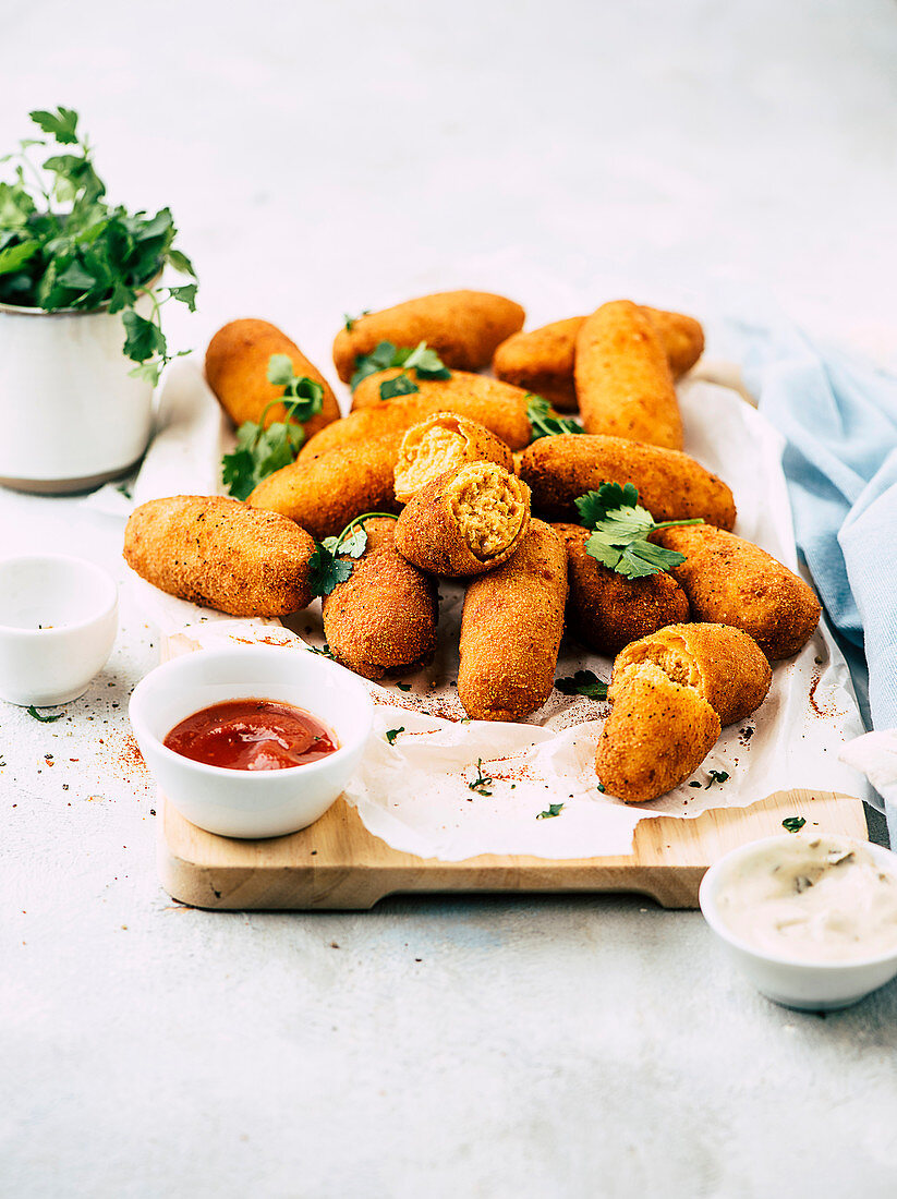 Kichererbsen-Kroketten mit Mayo und Ketchup