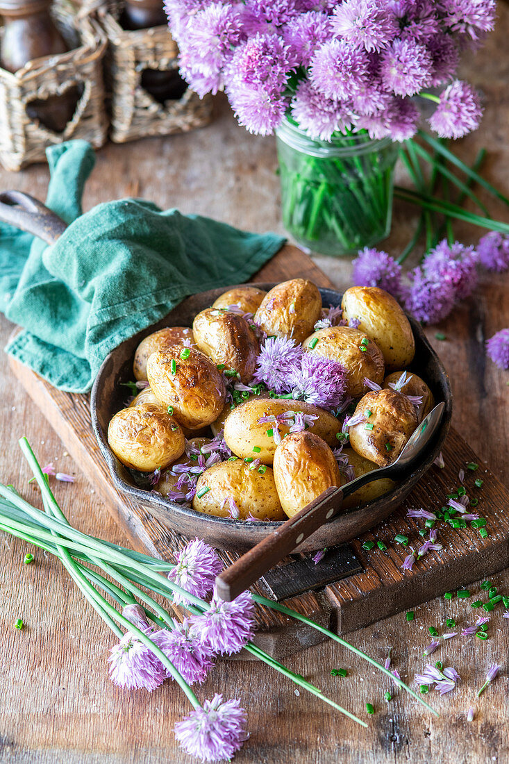 Kartoffeln mit Schnittlauchblüten