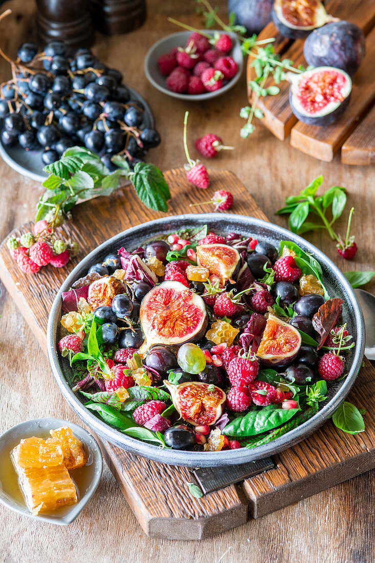 Himbeer-Feigen-Salat mit Trauben, Honigwaben und Himbeeren