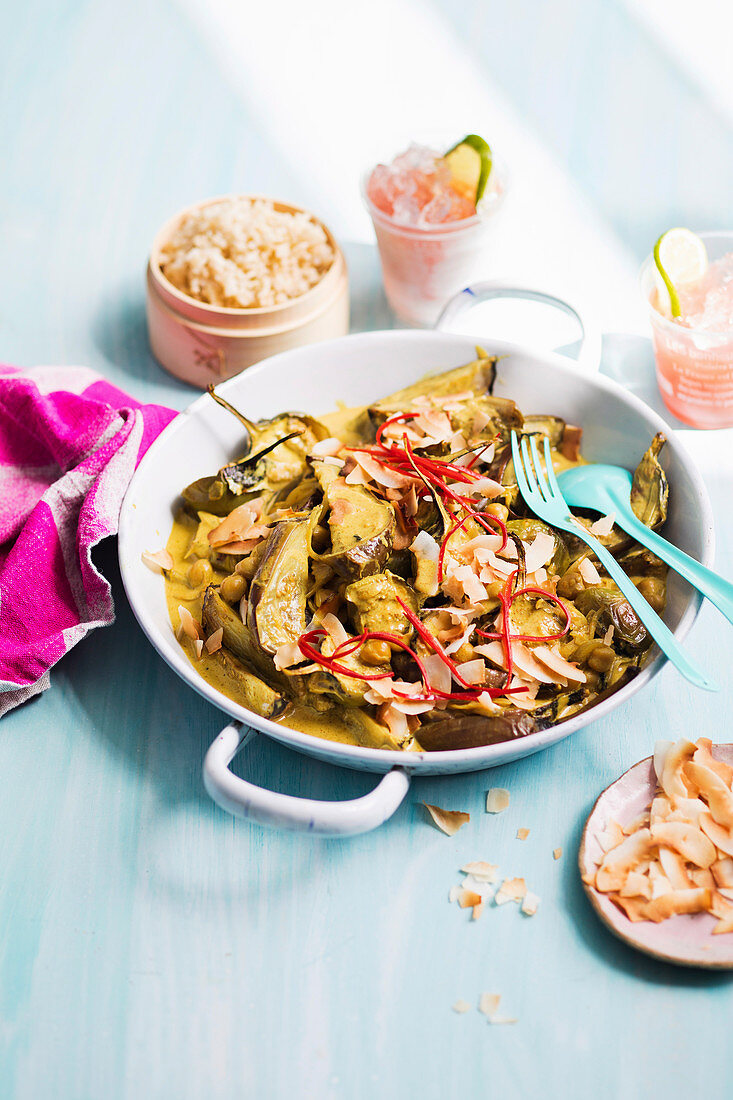 Veganes gelbes Curry mit Auberginen und Kichererbsen