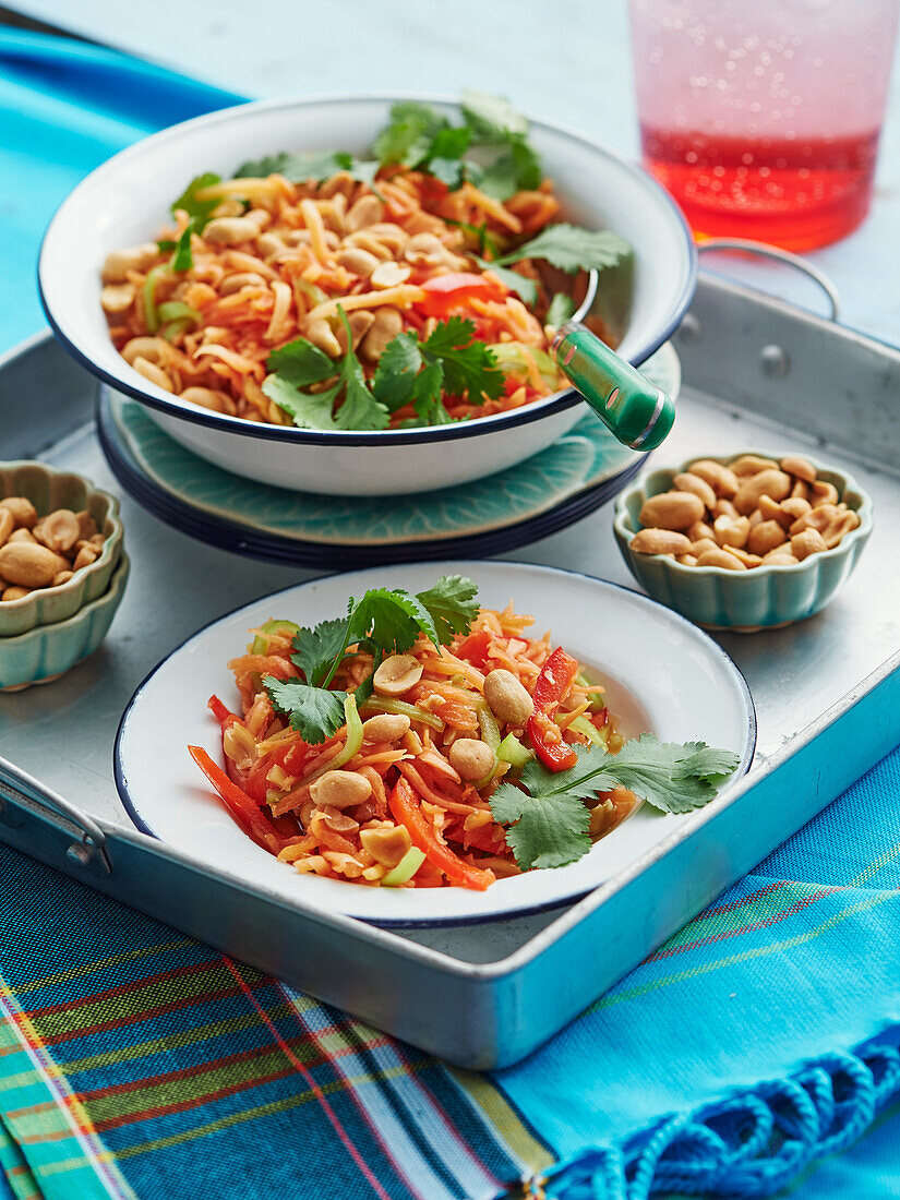 Thai-Salat mit grüner Papaya und Erdnüssen