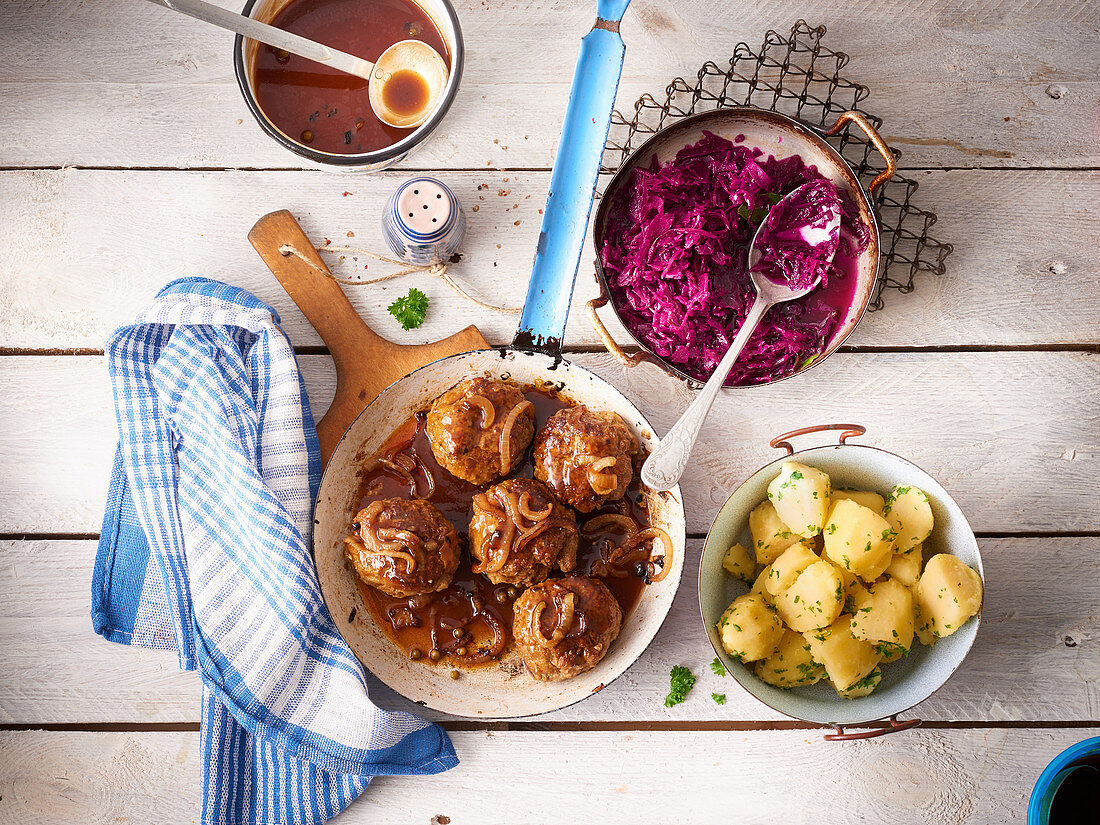 Frikadellen mit Rotkraut und Petersilienkartoffeln