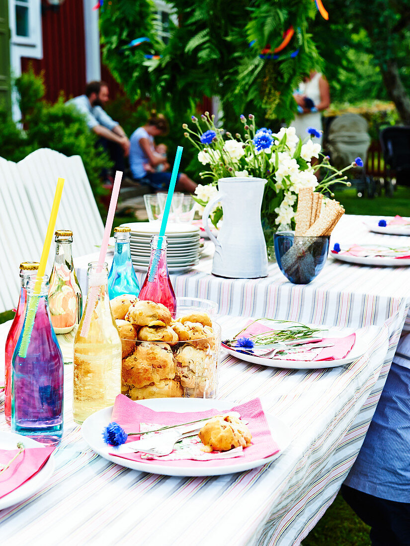 Gedeckter Tisch zum Gartenfest 'Midsommar'