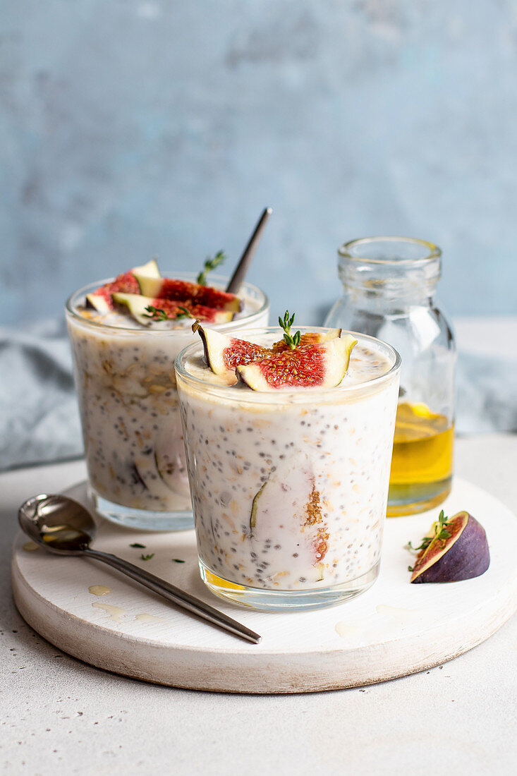 Oatmeal chia pudding with figs