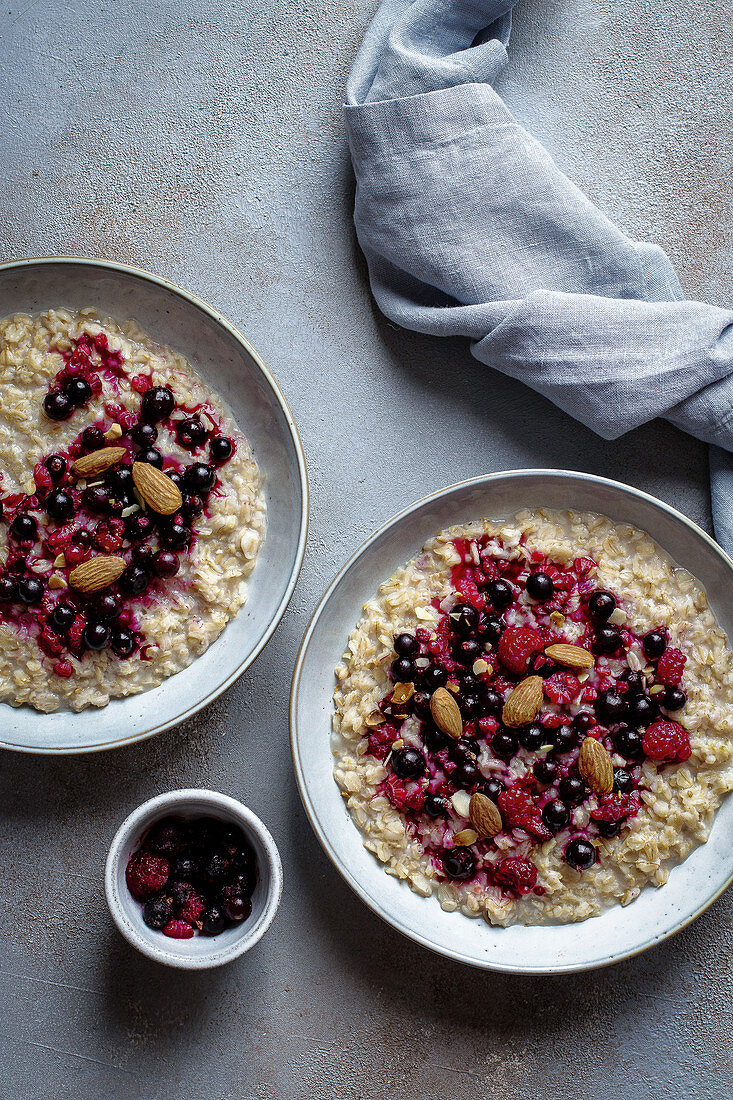 Oatmeal with berries and almond