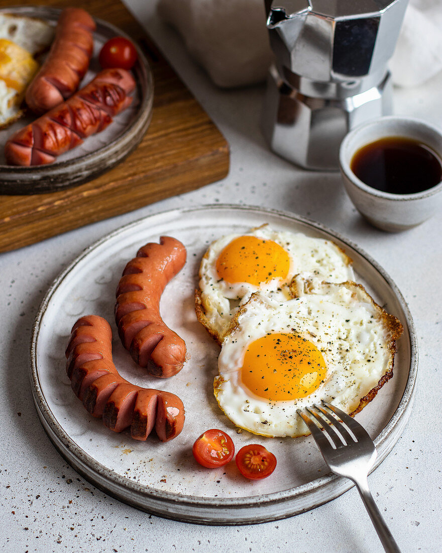 Würstchen mit Spiegeleiern zum Frühstück