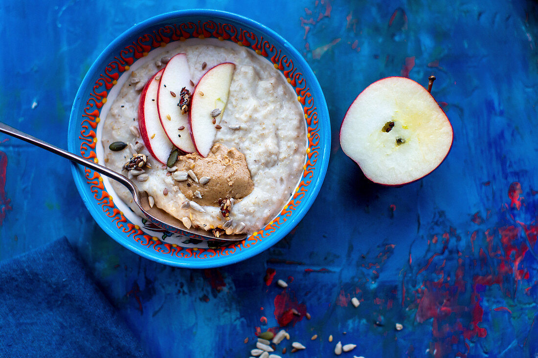 Porridge with apple and peanut butter