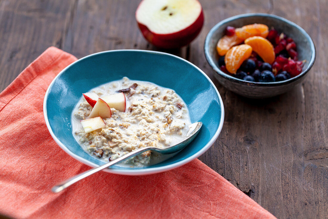 Bircher Müsli daneben Schälchen mit Früchten