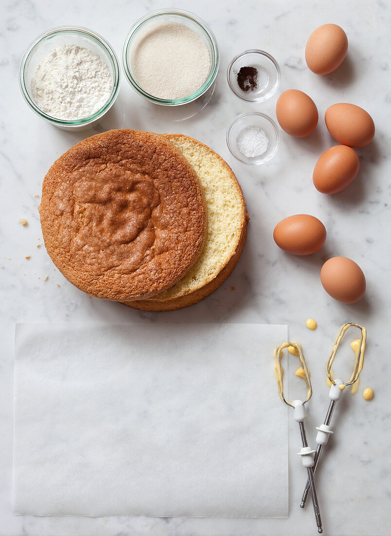 Biskuitkuchen mit Zutaten