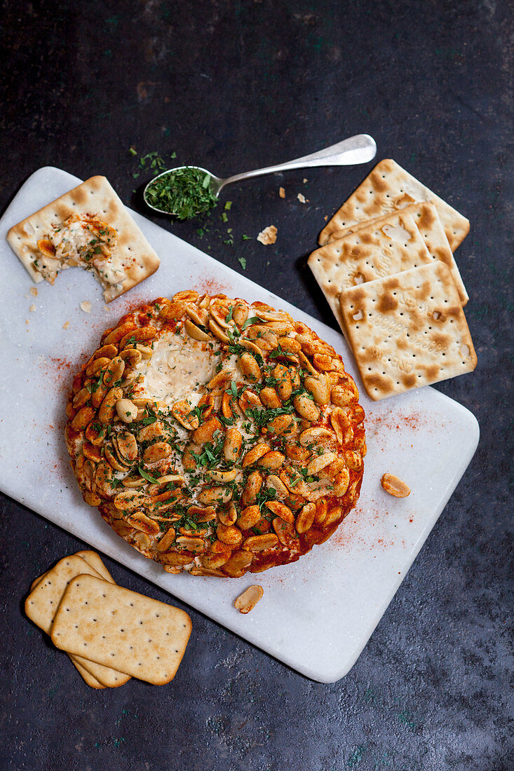 Coulommier-Käseball mit Knoblauch, Paprika und Erdnüssen