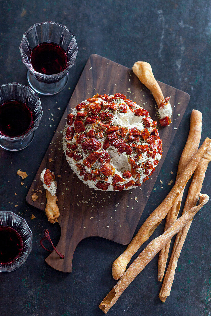 Käseball mit getrockneten Tomaten, Auberginen und Kaviar