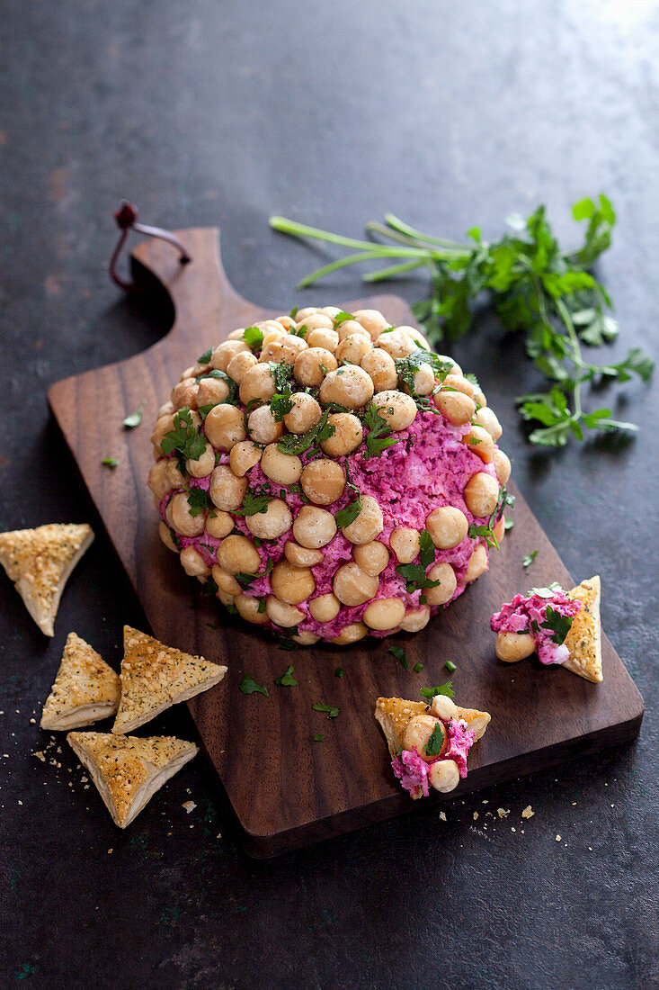 Ziegenkäseball mit Rüben, Curry und Macadamianüssen