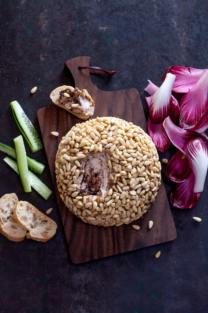 Käseball mit Pinienkernen und Thunfisch-Tapenade