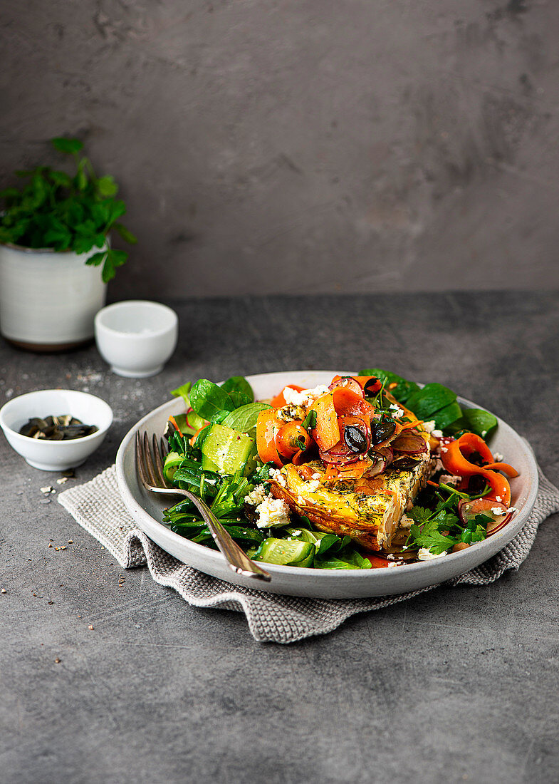 Kichererbsen-Frittata mit Salat