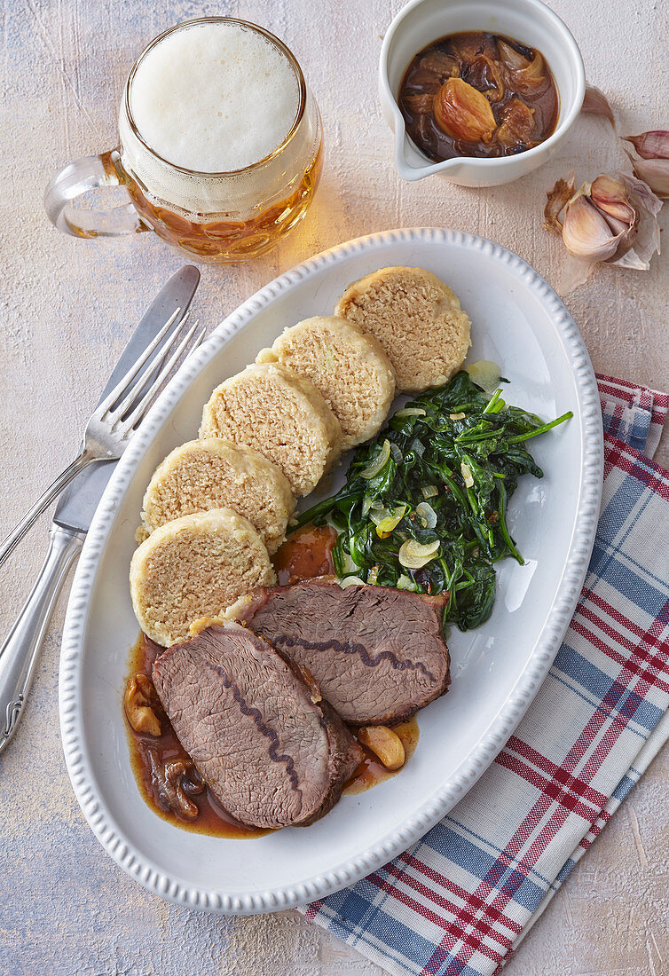 Garlic roast beef with spinach