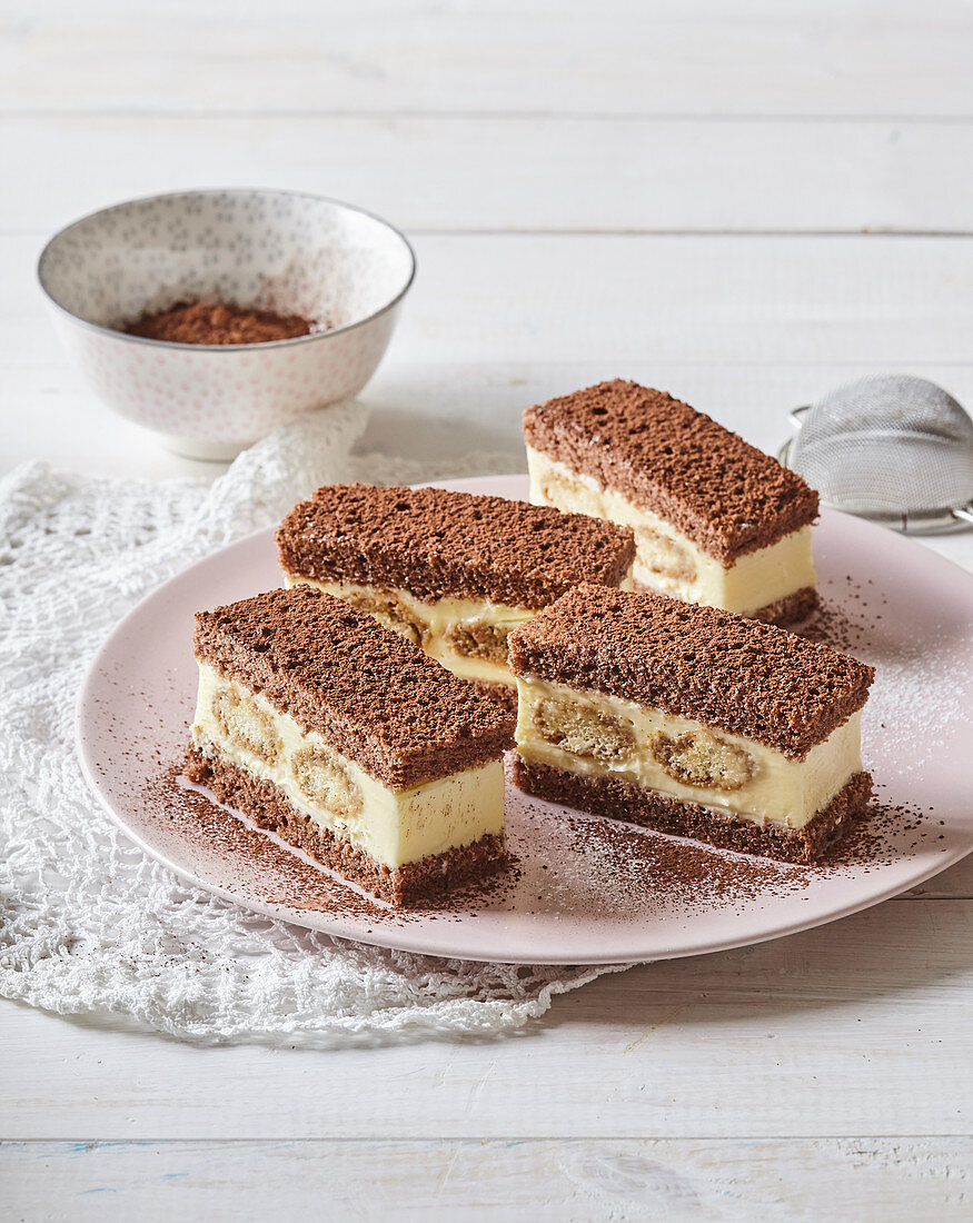 Cuts with coffee biscuits and vanilla cream