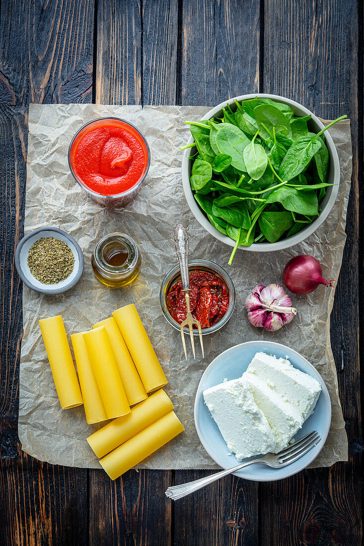 Ingredients for cannelloni with quark, spinach and dried tomatoes