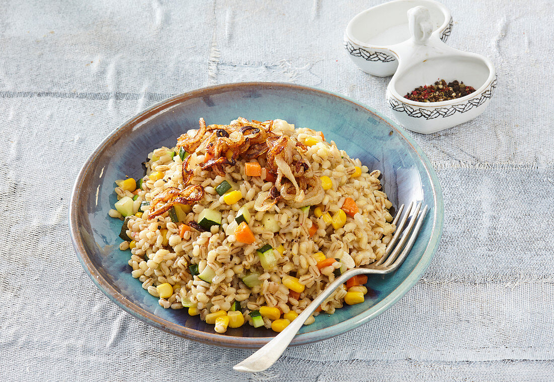 Getreiderisotto mit Zucchini, Mais und geschmelzten Zwiebeln