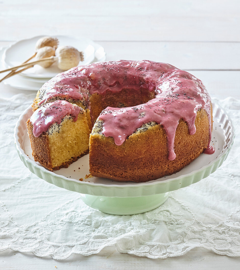 Ringkuchen mit Mohn und roter Zuckerglasur