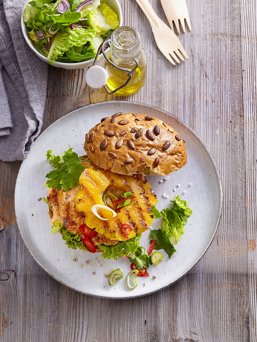 Hähnchen Burger mit gegrillter Ananas