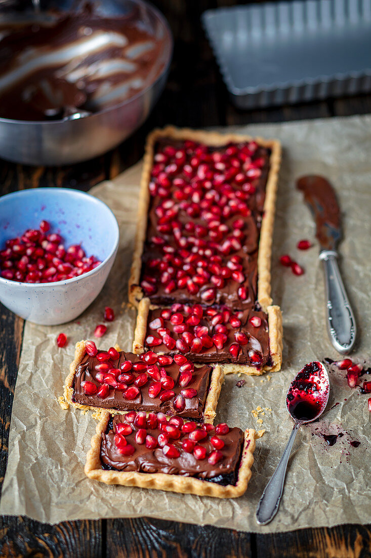 Tart with jam, chocolate ganache and pomegranate