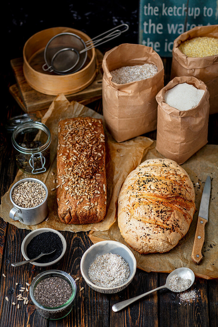 Verschiedene hausgemachte Brote mit Samen und Körnern