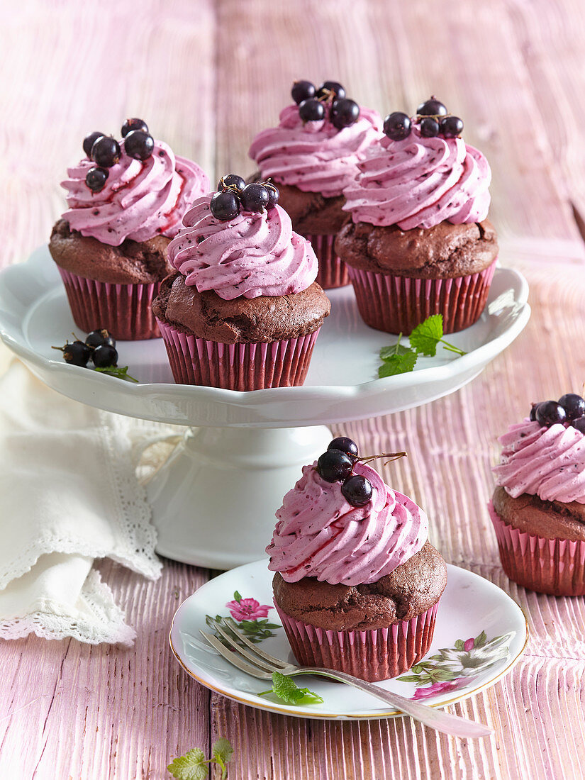 Chocolate muffins with black currant cream