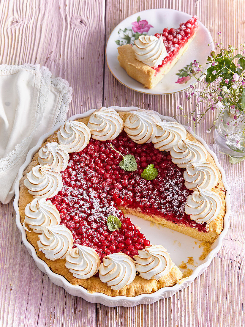 Red currant cake with small meringues