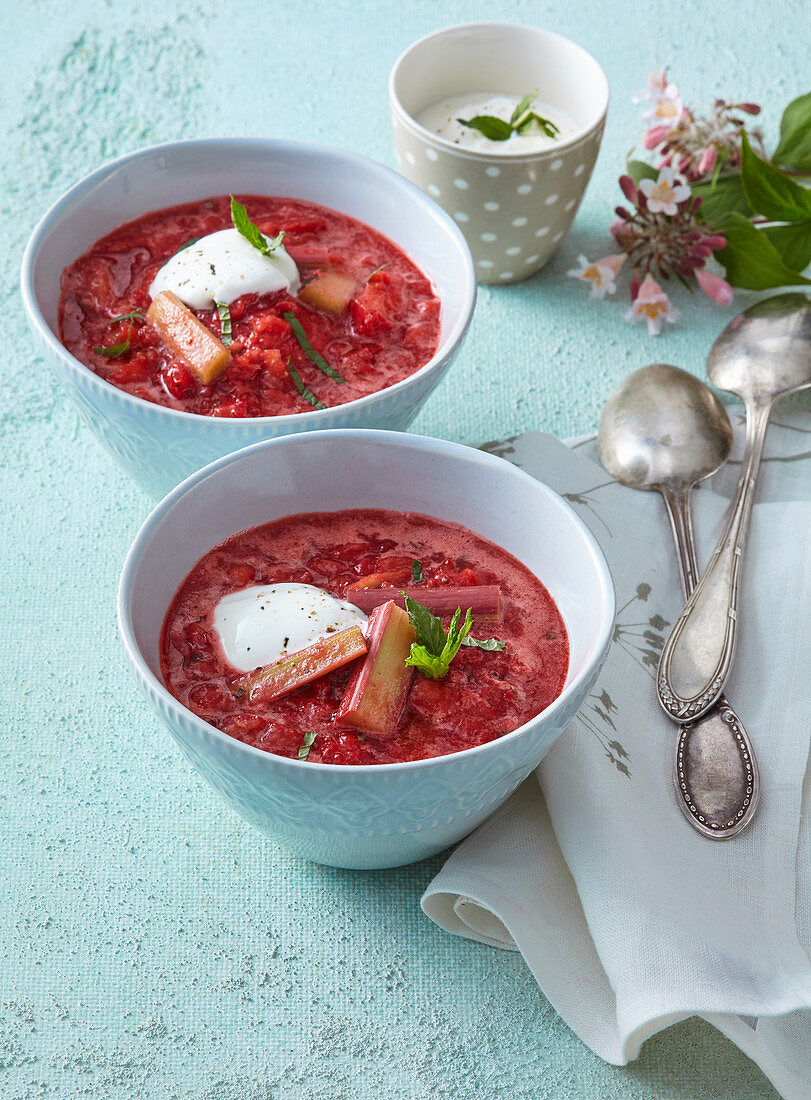 Cold rhubarb soup with strawberries