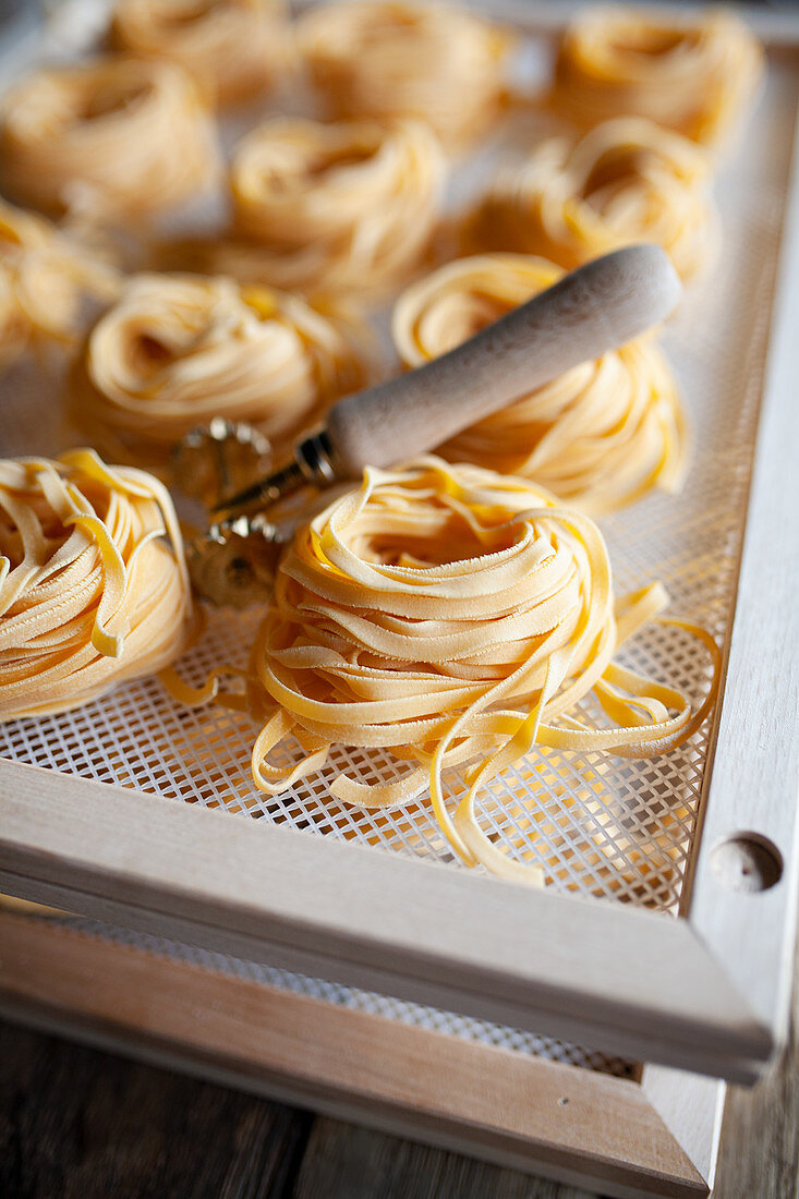 Frische Linguine in Nestern auf Trockengittern