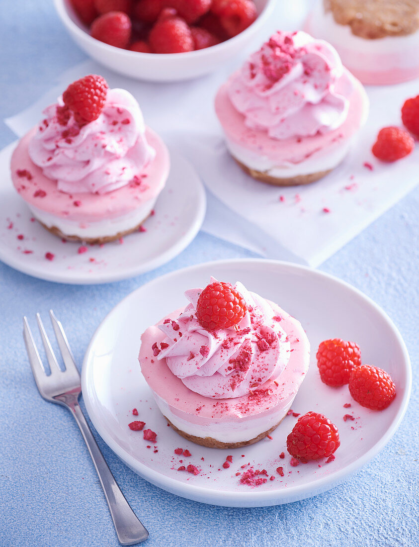 Non-baked tartlets with raspberry cream