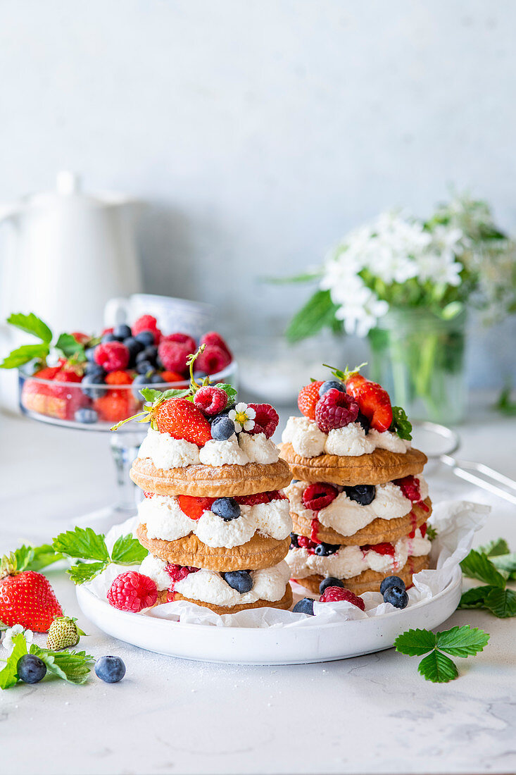 Berry puff pastry cakes with cottage cheese cream