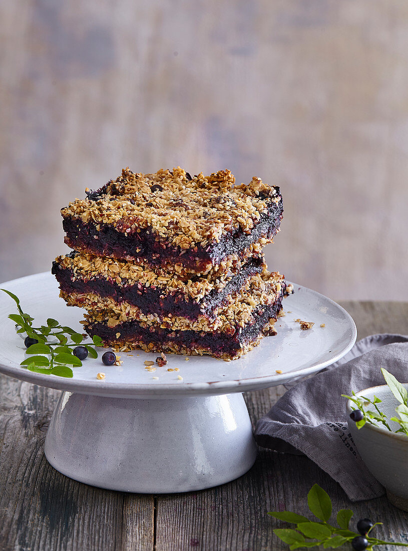 Layered crumble cake with blueberries