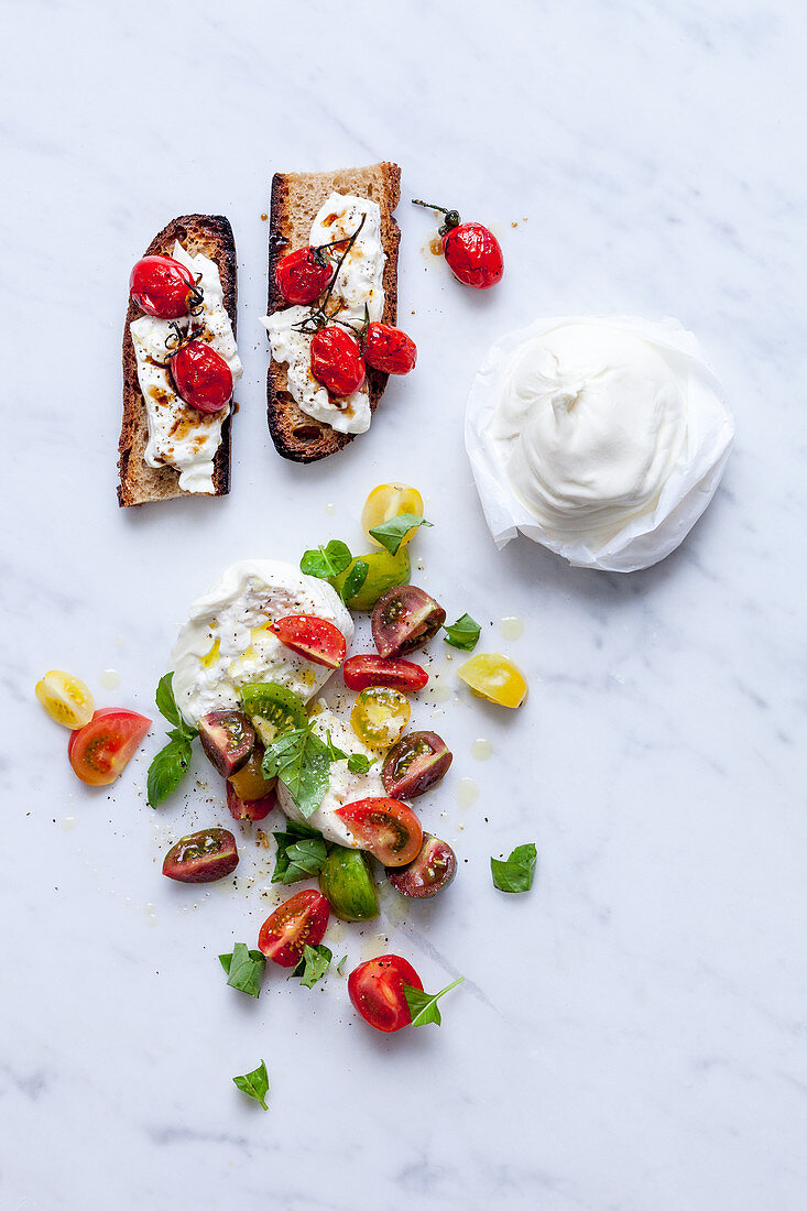 Burratta mit Brot und bunten Tomaten