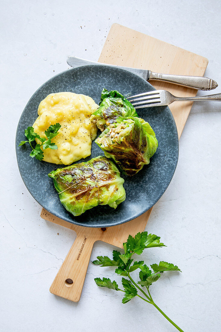 Vegetarische Kohlrouladen mit Kartoffelschmand