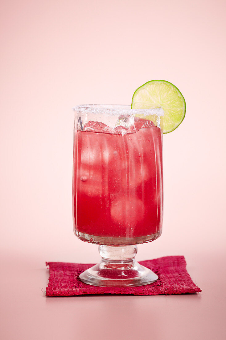 Beeren-Margarita vor rosa Hintergrund