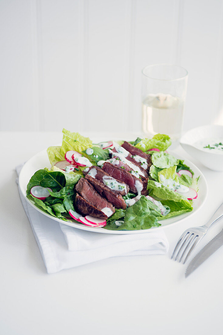 Blattsalat mit Steak dazu Buttermilchdressing mit Schnittlauch