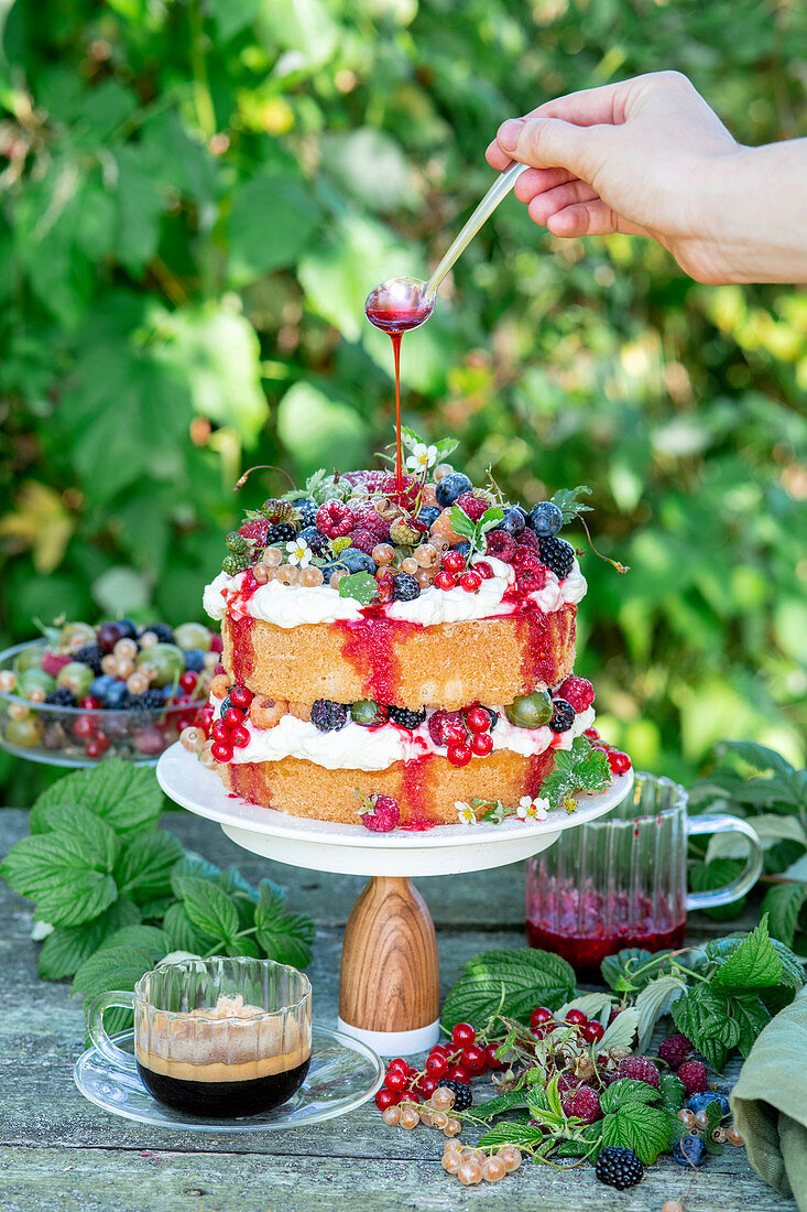 Beerenkuchen auf Tisch im Garten