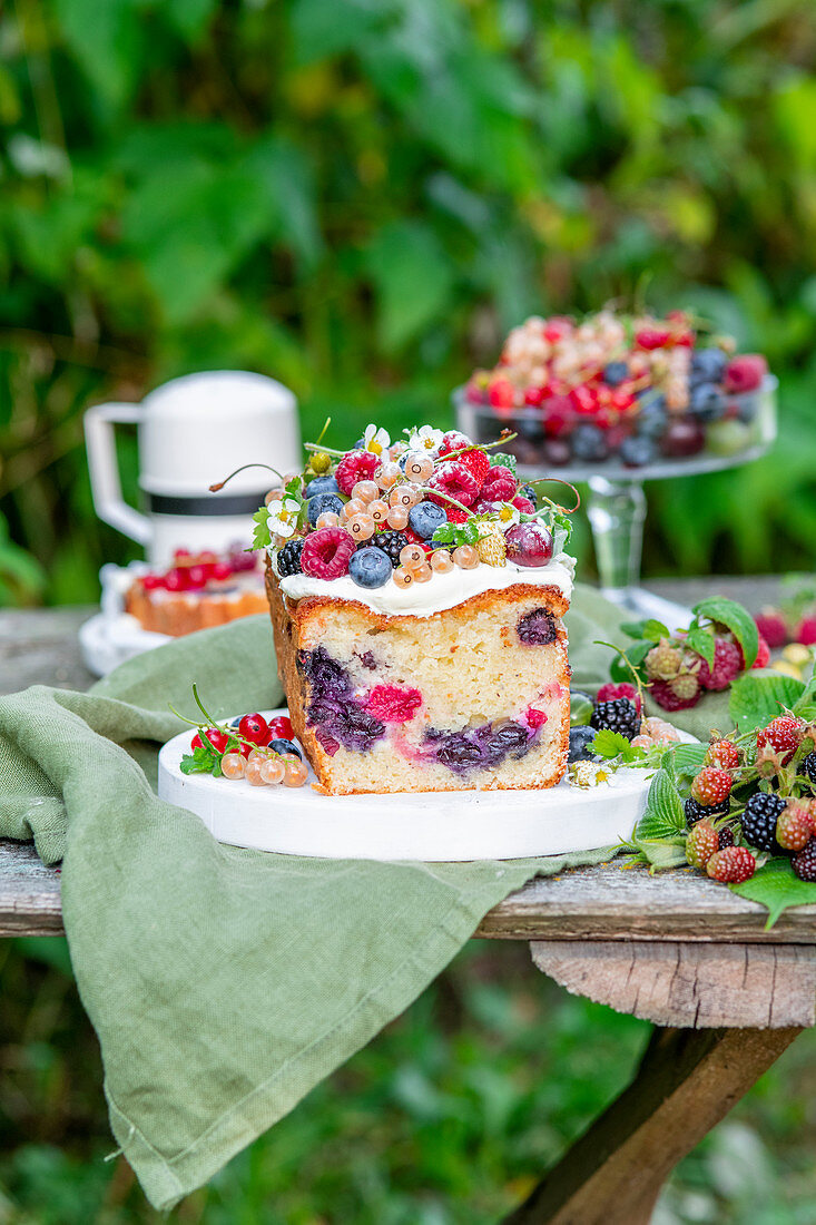 Sommerlicher Beeren-Kastenkuchen