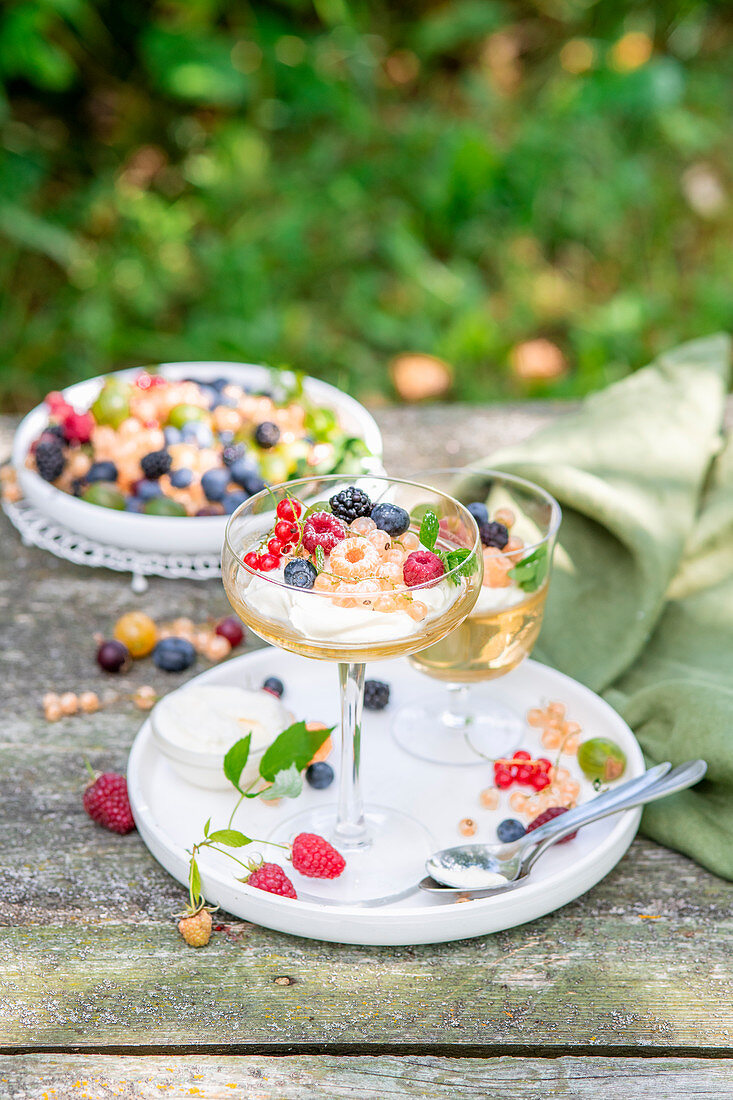 Champagnergelee mit Sommerbeeren