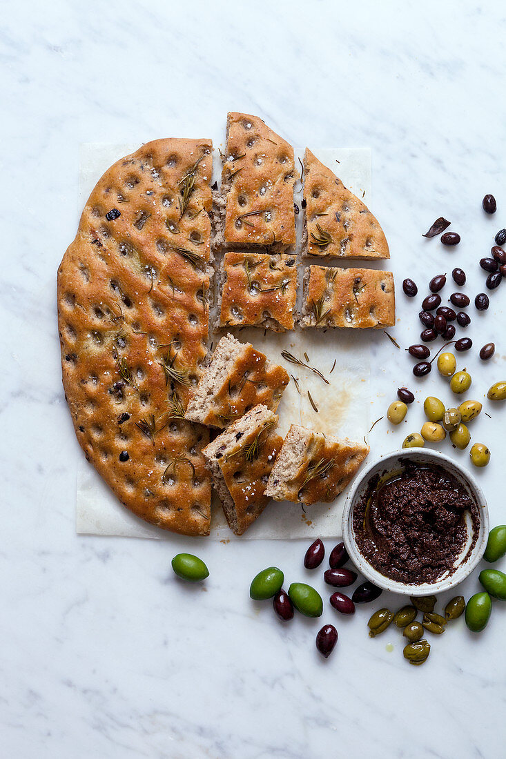 Oliven-Focaccia und Tapenade