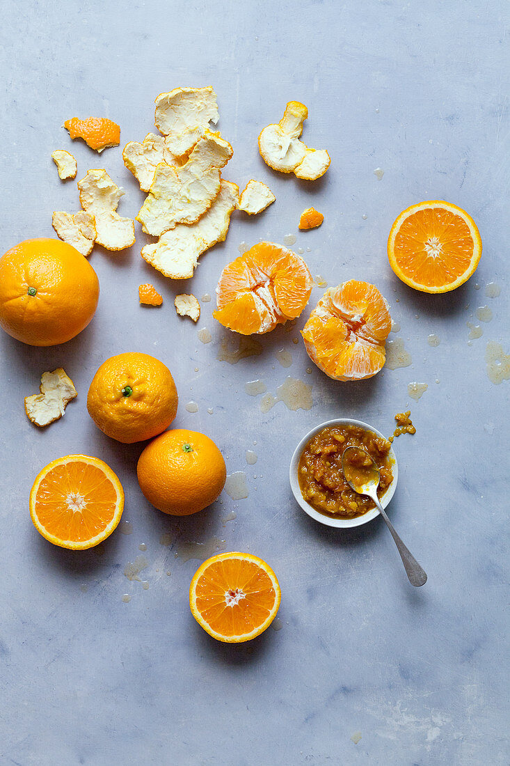 Orangenmarmelade und frische Orangen