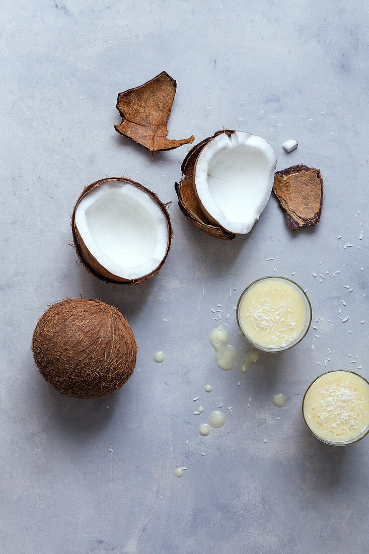 Kokos-Smoothie und Kokosnüsse