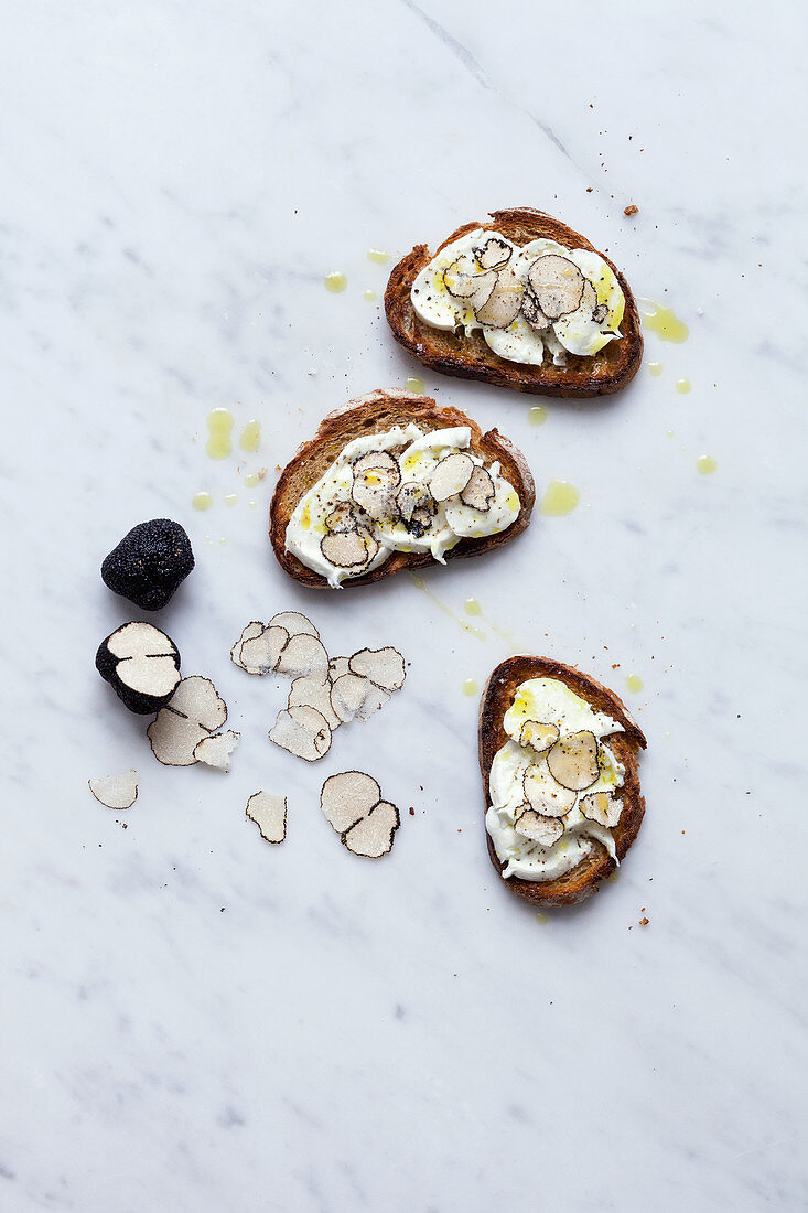 Toasted bread with mozzarella and truffle