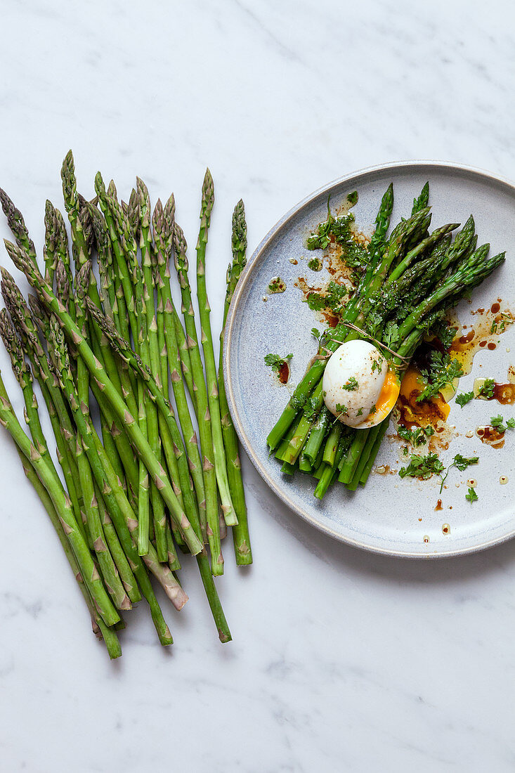 Green asparagus with a poached egg