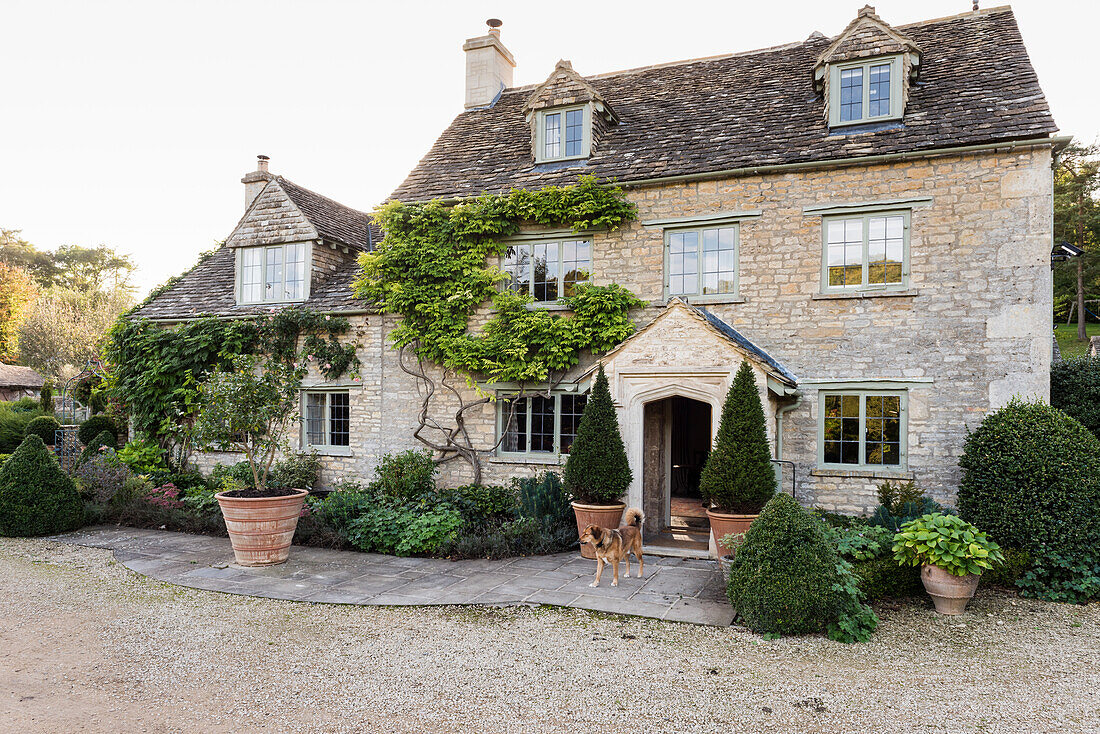 Fassade eines Bauernhauses aus Cotswold-Stein