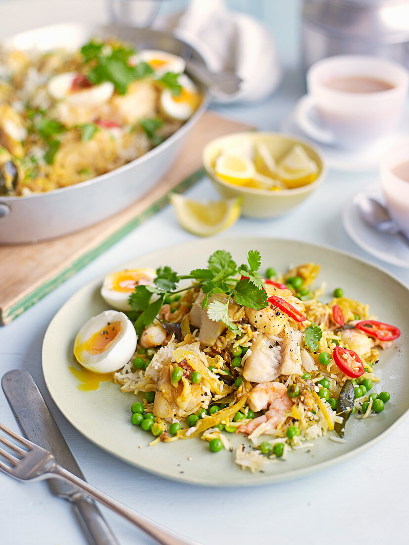 Kedgeree mit geräuchertem Schellfisch, Garnelen und Ei