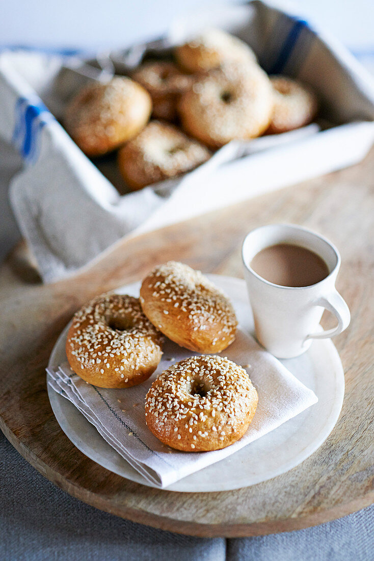 Griechische Bagels zur Tasse Kaffee