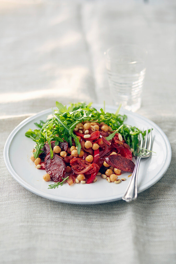 Warmer Chorizo-Kichererbsen-Salat mit Rucola