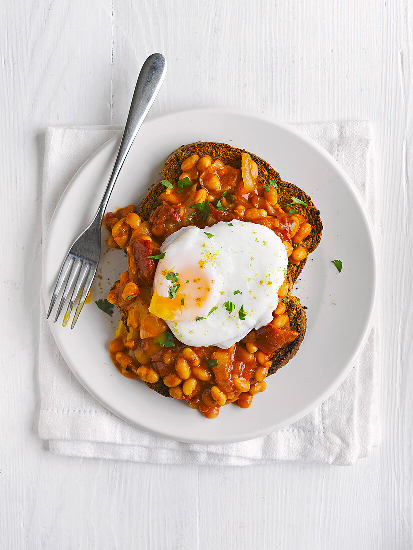 Spicy beans with egg on toast